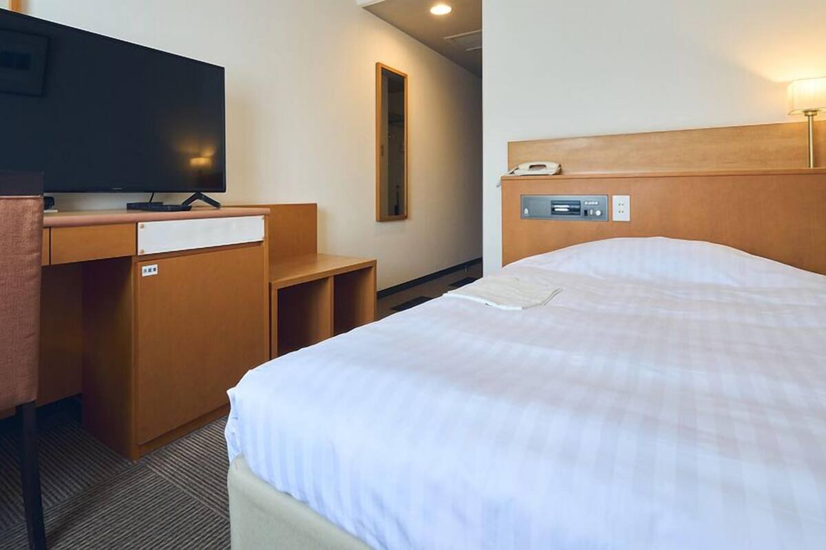 In-room safe, desk, iron/ironing board (on request), WiFi (free)