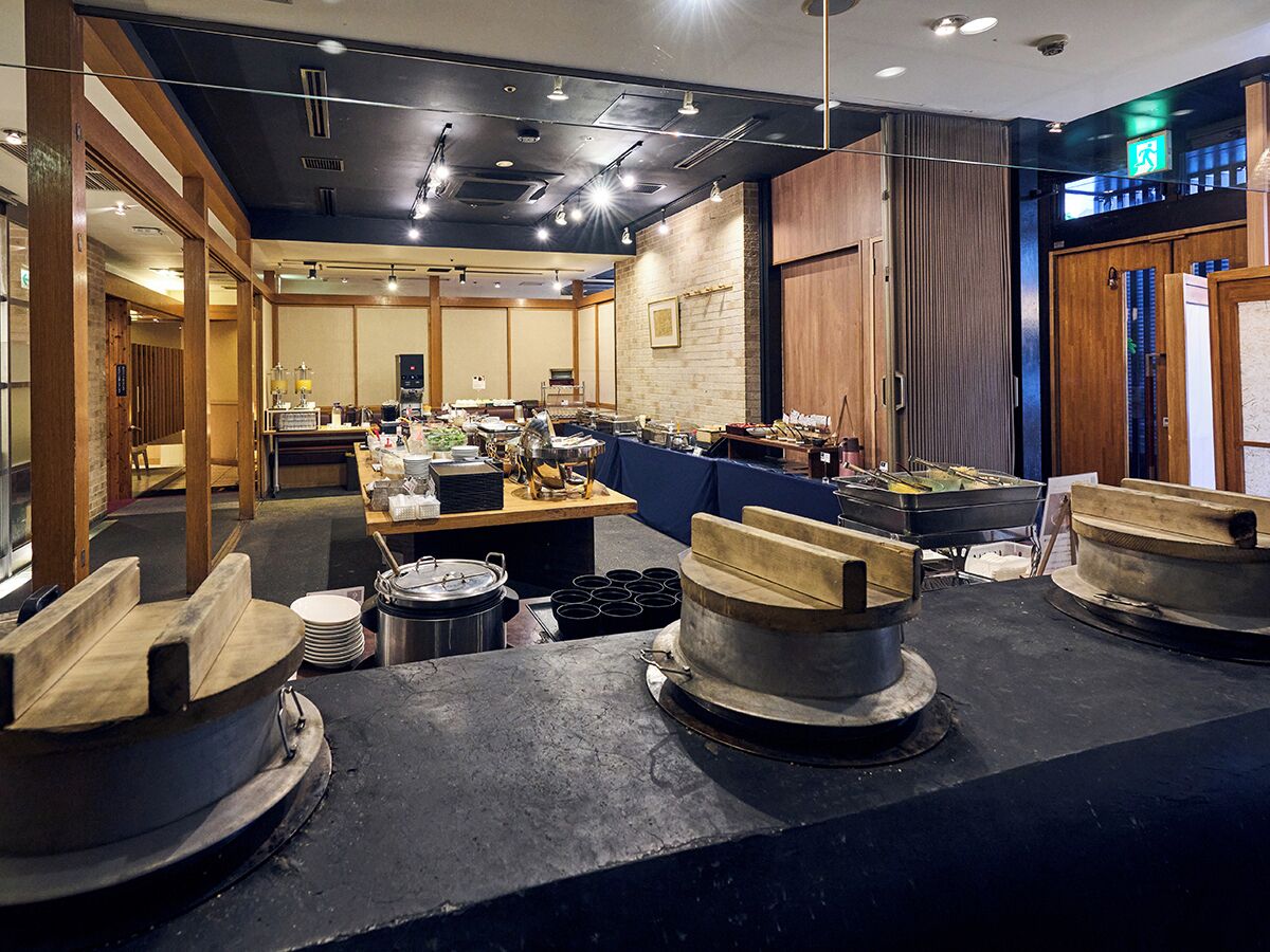 Daily buffet breakfast (JPY 1800 per person)