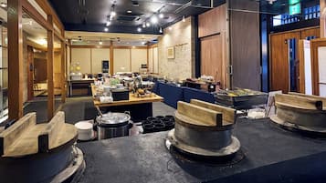 Daily buffet breakfast (JPY 1800 per person)