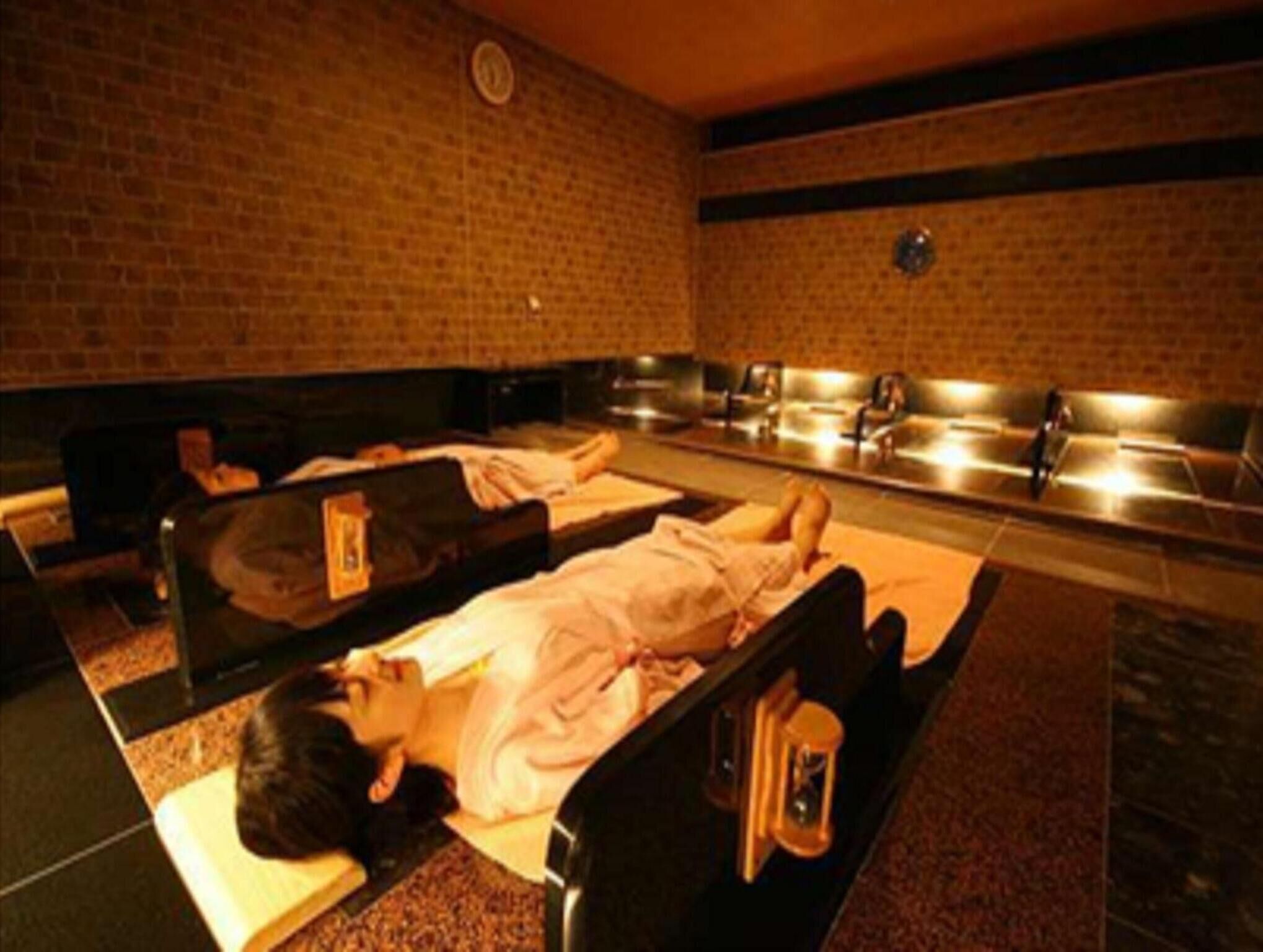 body treatments, facials, reflexology, 1 treatment room, massages