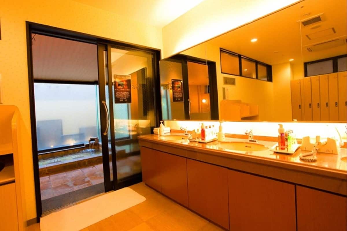 combined shower/bathtub, deep-soaking bathtub, free toiletries