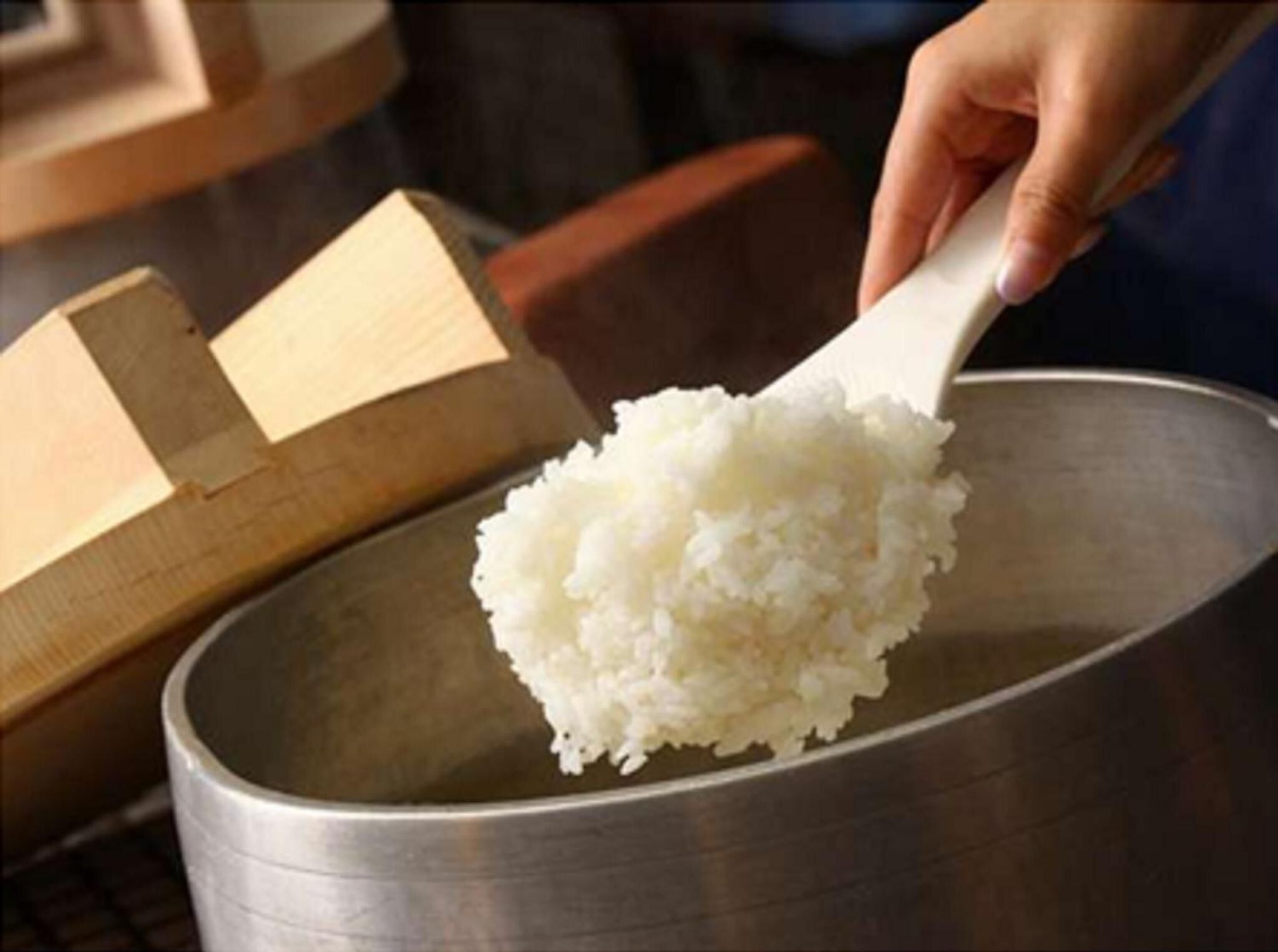 2 restaurants, lunch, dinner served; japanese cuisine