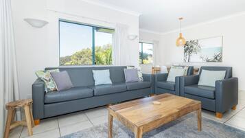 Departamento, 3 habitaciones, vista al océano | Decoración personalizada, muebles diferentes y insonorización