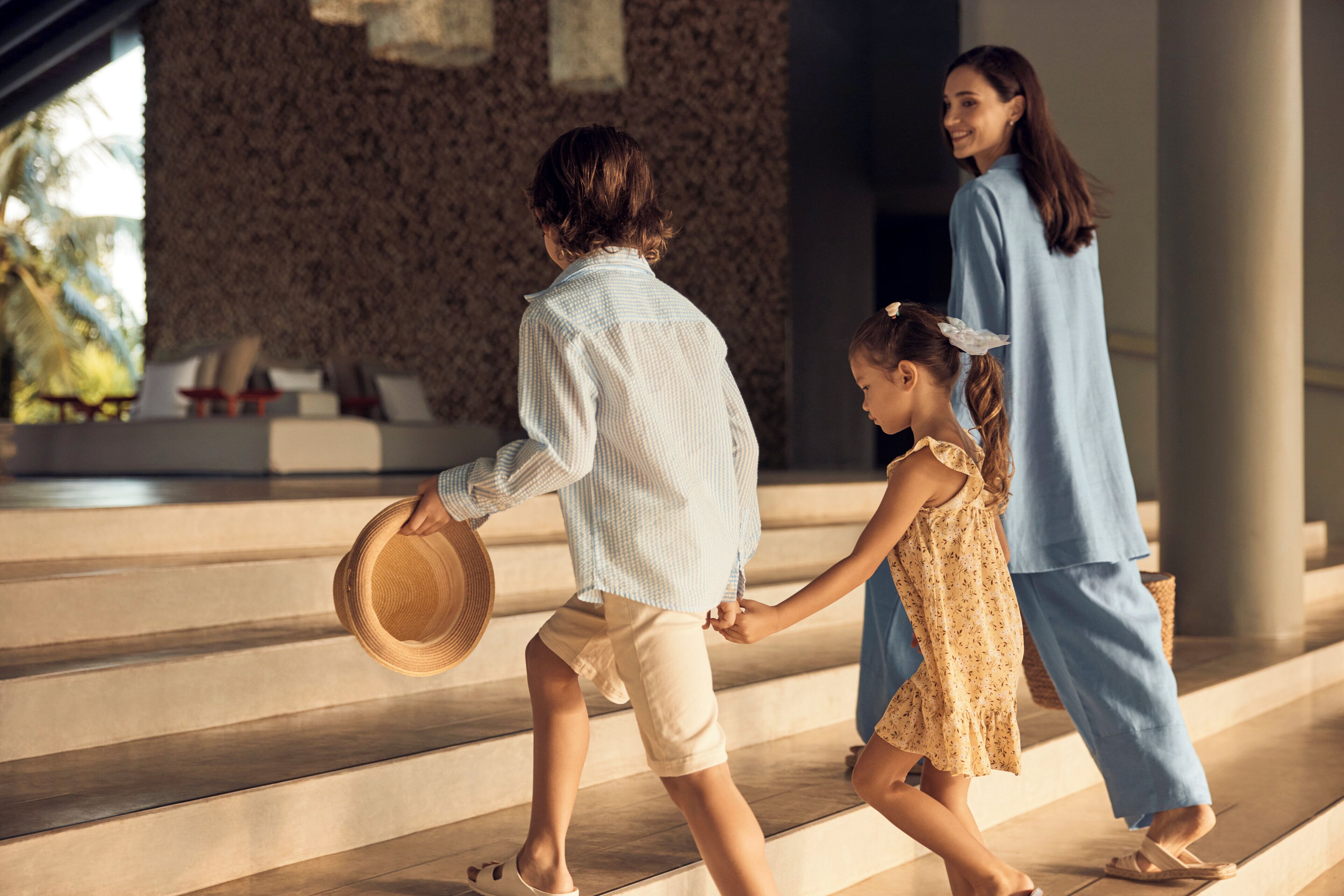 2 Bars/Lounges, Lobby-Lounge