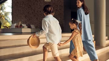 2 Bars/Lounges, Lobby-Lounge