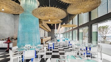 2 restaurantes; se sirven desayunos, almuerzos y cocina tailandesa