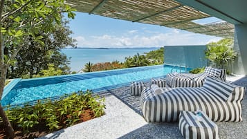 Suite (Phang Nga Pool) | Lakens van Egyptisch katoen, luxe beddengoed, een minibar