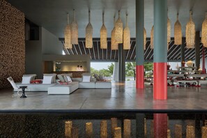2 bares y 1 salón en el vestíbulo
