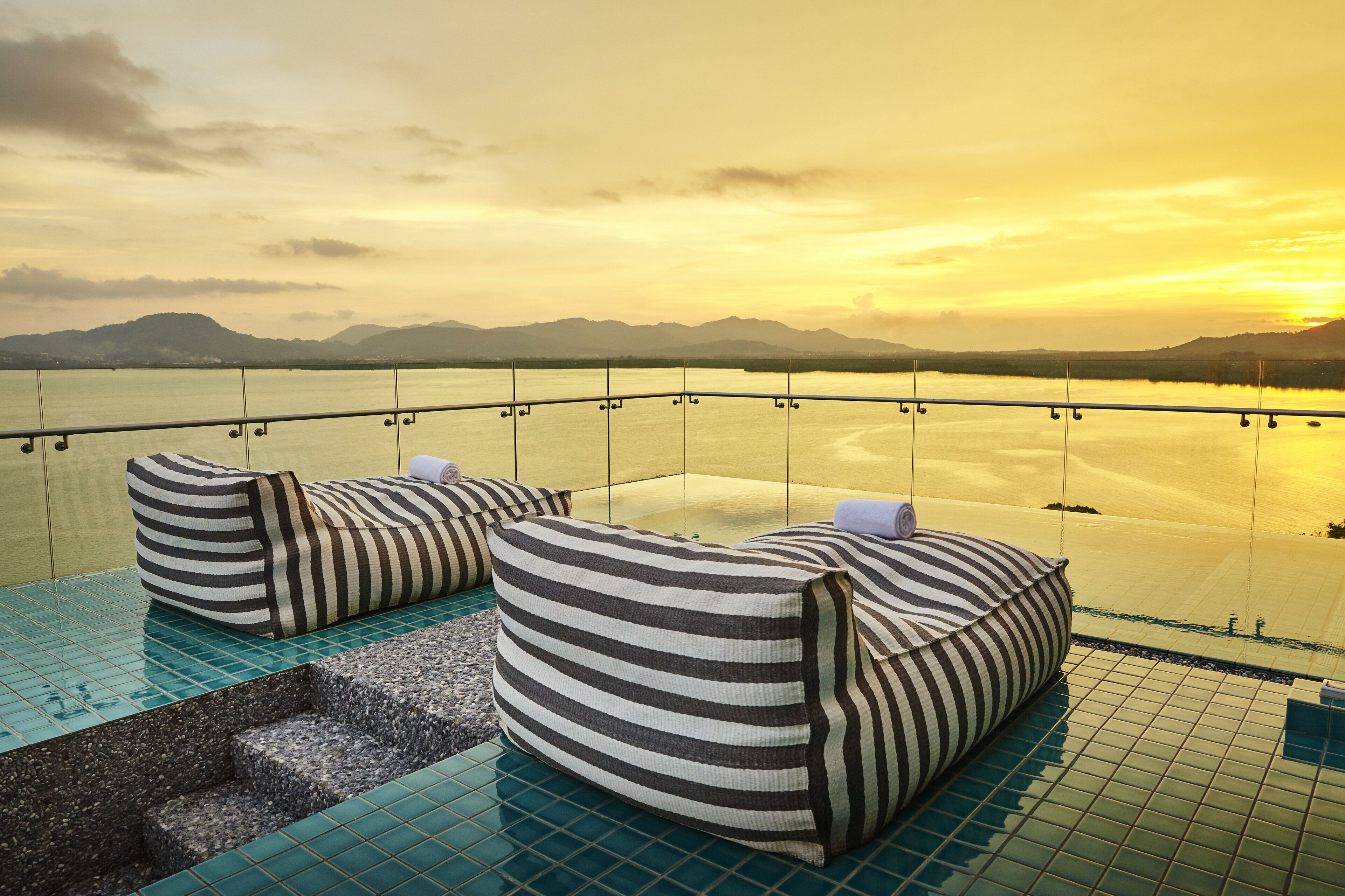 como suite | egyptian cotton sheets, premium bedding, minibar, in-room safe