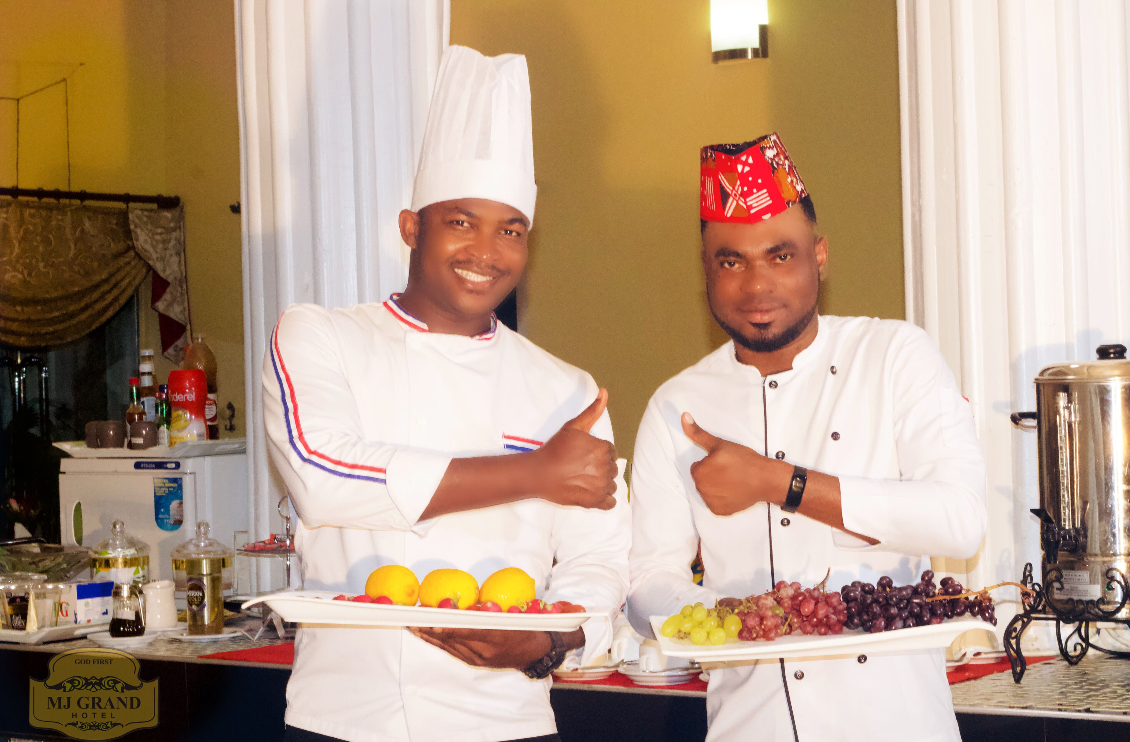 Melayani sarapan dan makan siang dengan sajian masakan internasional