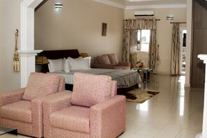 Minibar, caja de seguridad en la habitación y escritorio 