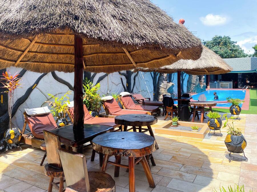 Una piscina al aire libre