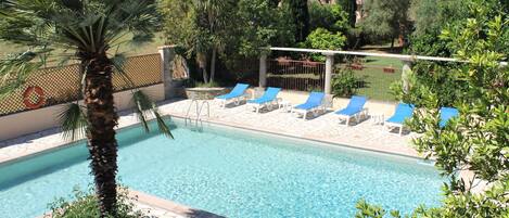 Piscine extérieure, chaises longues
