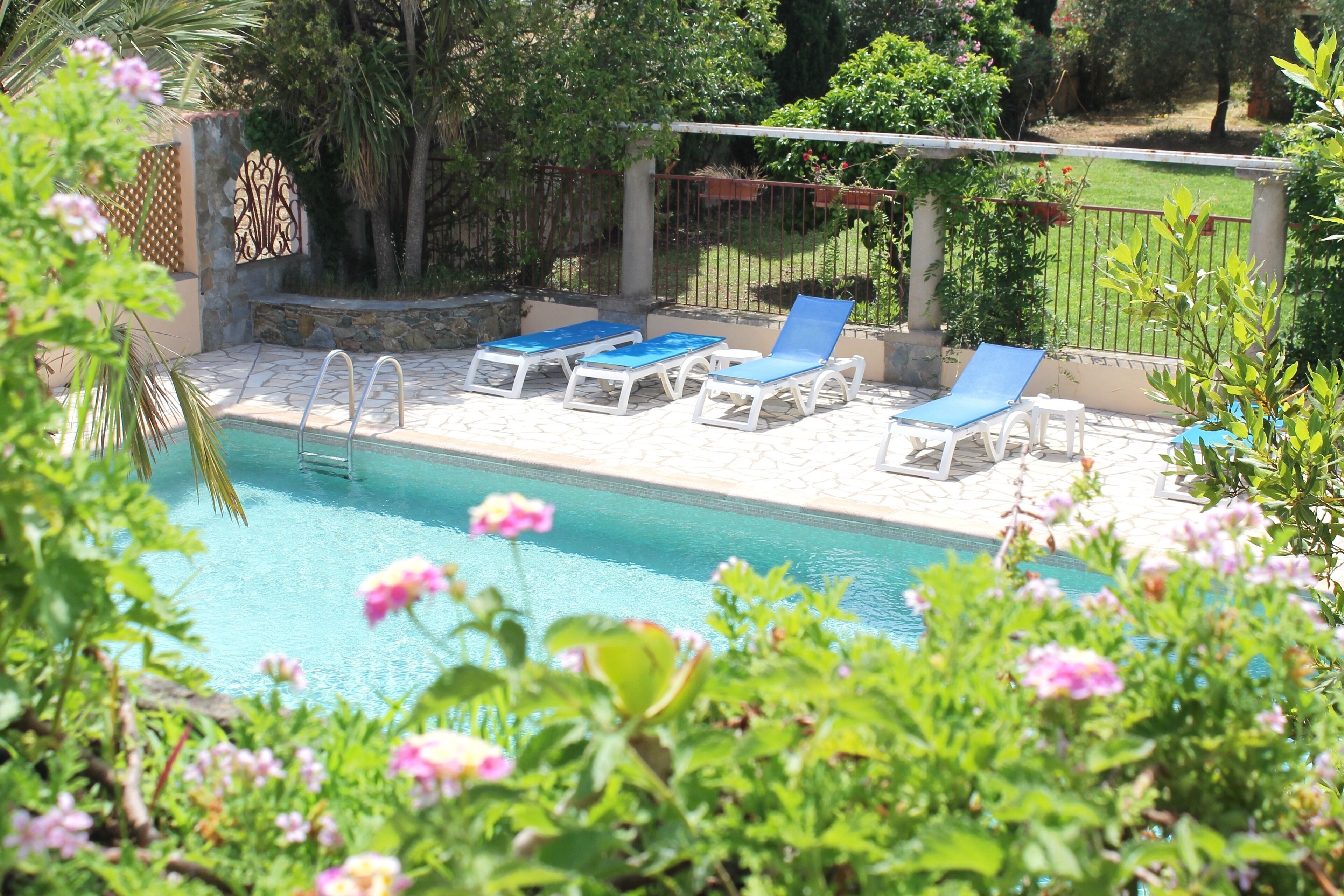 Piscina all'aperto, lettini