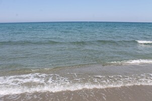 Uma praia com águas cristalinas e ondas suaves.