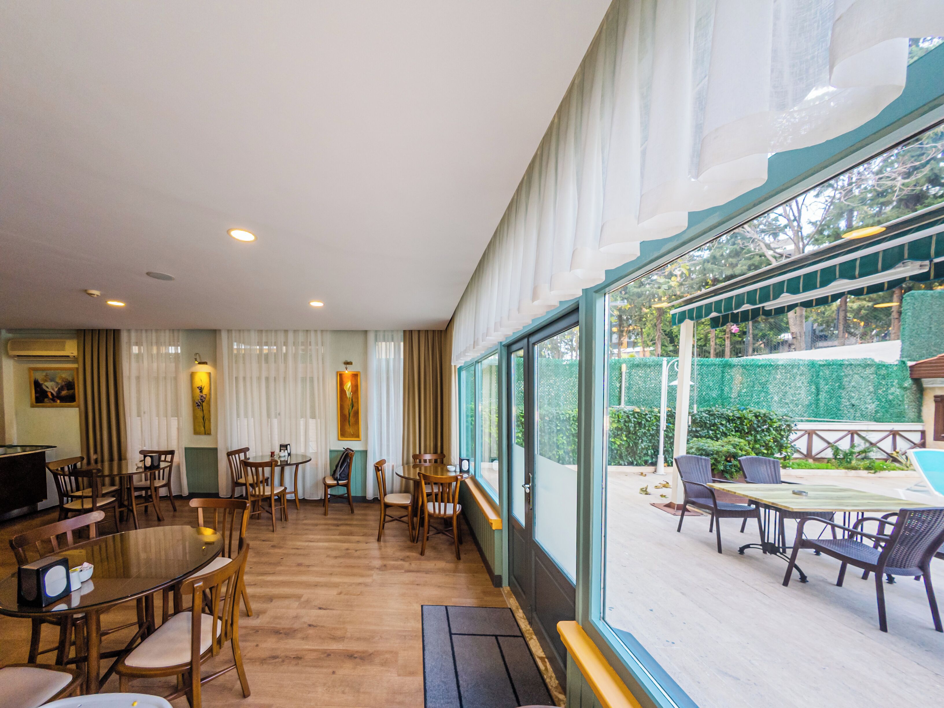 2 restaurantes; se sirve desayuno, almuerzo y cena; cocina local