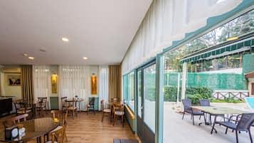 2 restaurantes; se sirve desayuno, almuerzo y cena; cocina local