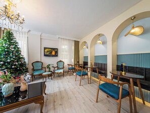 Lobby sitting area - Triana Hotel (Antalya)