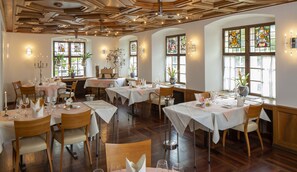 供应早餐、午餐和晚餐，法国菜，室外就餐