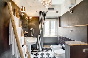 Suite junior, vistas al lago | Baño | Ducha, artículos de higiene personal gratuitos y secador de pelo