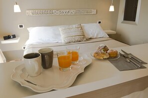 Minibar, in-room safe, individually decorated, individually furnished - Borgo Vistalago (Trevignano Romano)