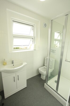 Dormitório compartilhado, somente para mulheres (1 Bed in 5 bedded dorm) | Banheiro | Chuveiro, toalhas de banho