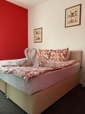 Quarto casal ou duplo básico (3) | Individualmente decorados, individualmente mobiliados