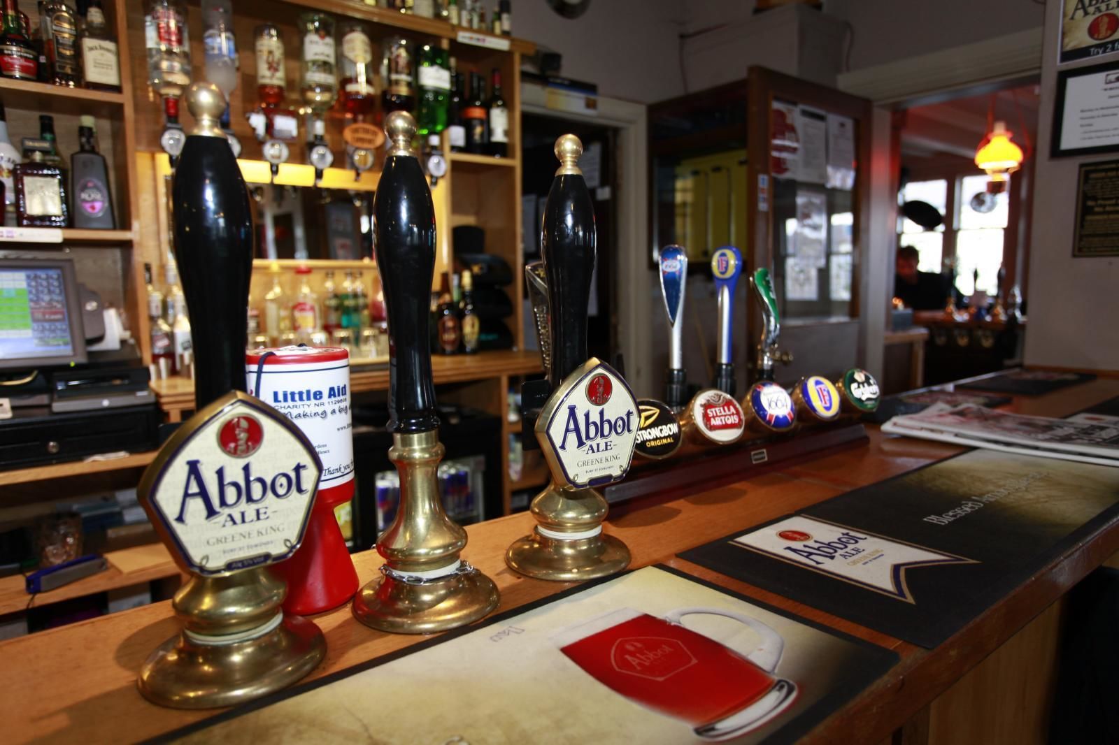 Serves breakfast, lunch, and dinner