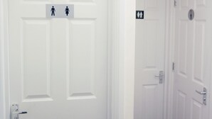 تجهيزات عازلة للصوت وواي فاي مجانًا وبديكورات فريدة لكل غرفة