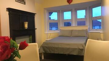 Basic Double Room (5) | Individually decorated, individually furnished, soundproofing, free WiFi