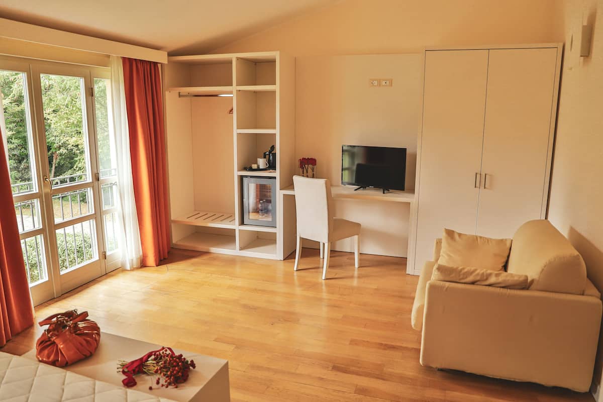 Camera tripla | Minibar, una cassaforte in camera, una scrivania, insonorizzazione