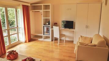 Værelse til 3 personer | Minibar, pengeskab på værelset, skrivebord, lydisolering