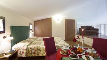 Phòng Suite dành cho gia đình | Minibar, két bảo mật tại phòng, bàn, phòng cách âm