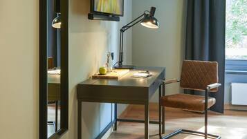 Ropa de cama de alta calidad, escritorio y cortinas blackout