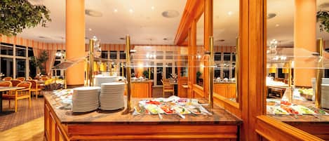 Tägliches Frühstücksbuffet (15 EUR pro Person)
