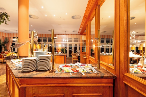 Tägliches Frühstücksbuffet (15 EUR pro Person)