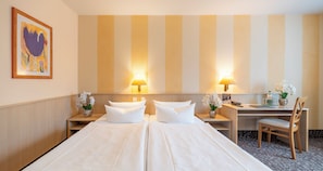 Escritorio, espacio para trabajar con laptop y wifi gratis