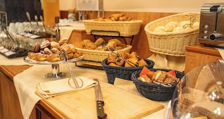 Daily buffet breakfast for a fee. PLAZA INN Chemnitz