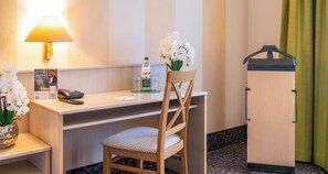Business Suite | Desk, laptop workspace, rollaway beds, free WiFi - PLAZA INN Chemnitz (Chemnitz)