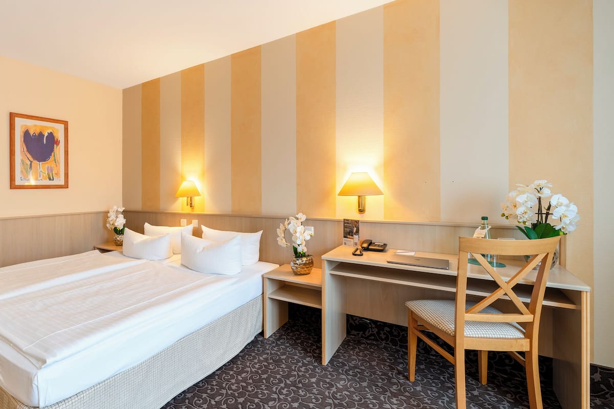 Business Suite | Desk, laptop workspace, free WiFi, bed sheets