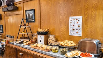Petit déjeuner buffet servi tous les jours en supplément