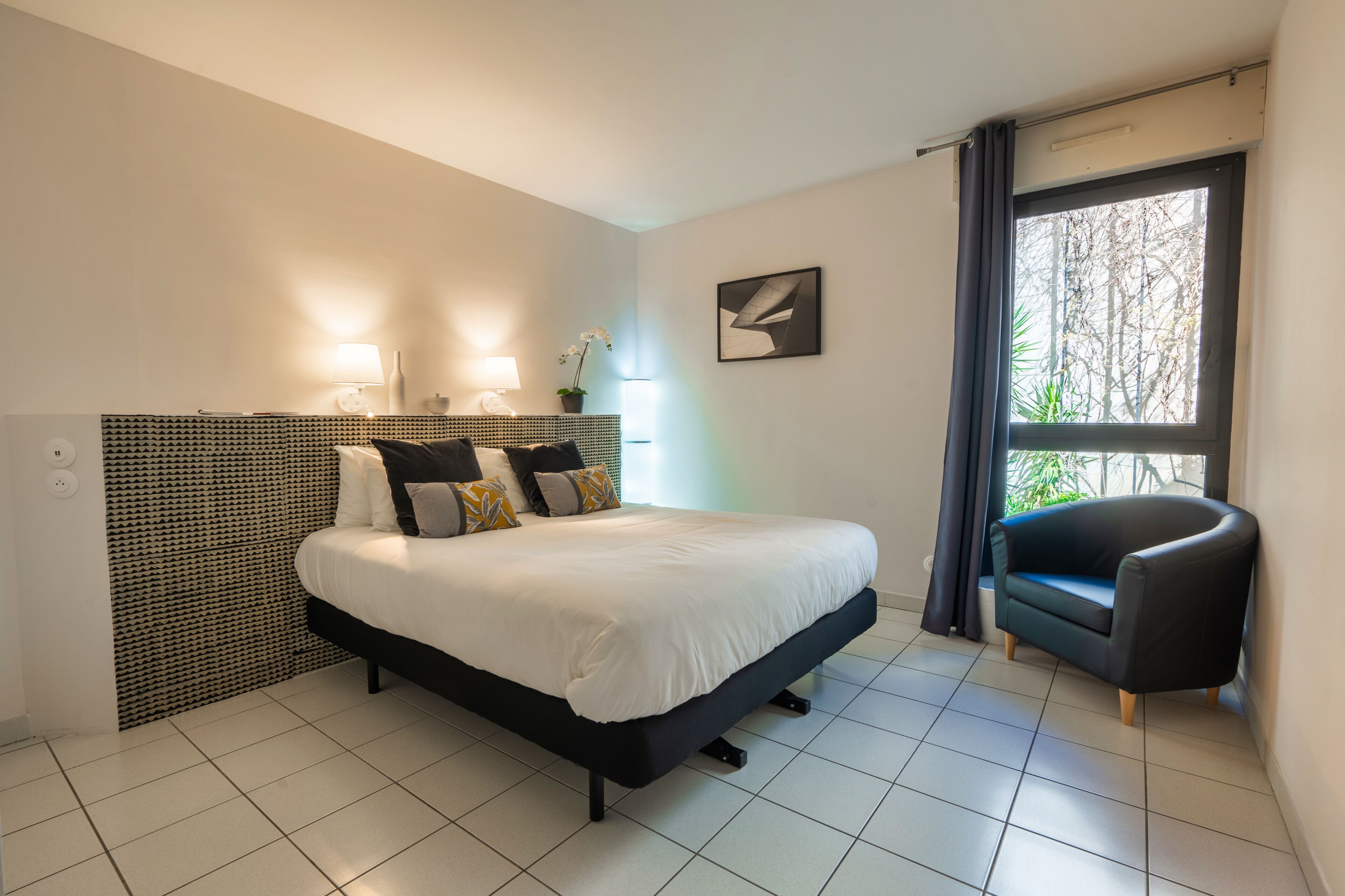 Appartement Terrasse sur patio avec ascenseur "la madeleine" | Literie de qualité supérieure, décoration personnalisée