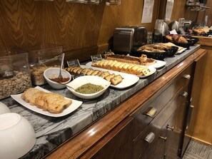 Frokostbuffé hver dag (mot et tillegg)