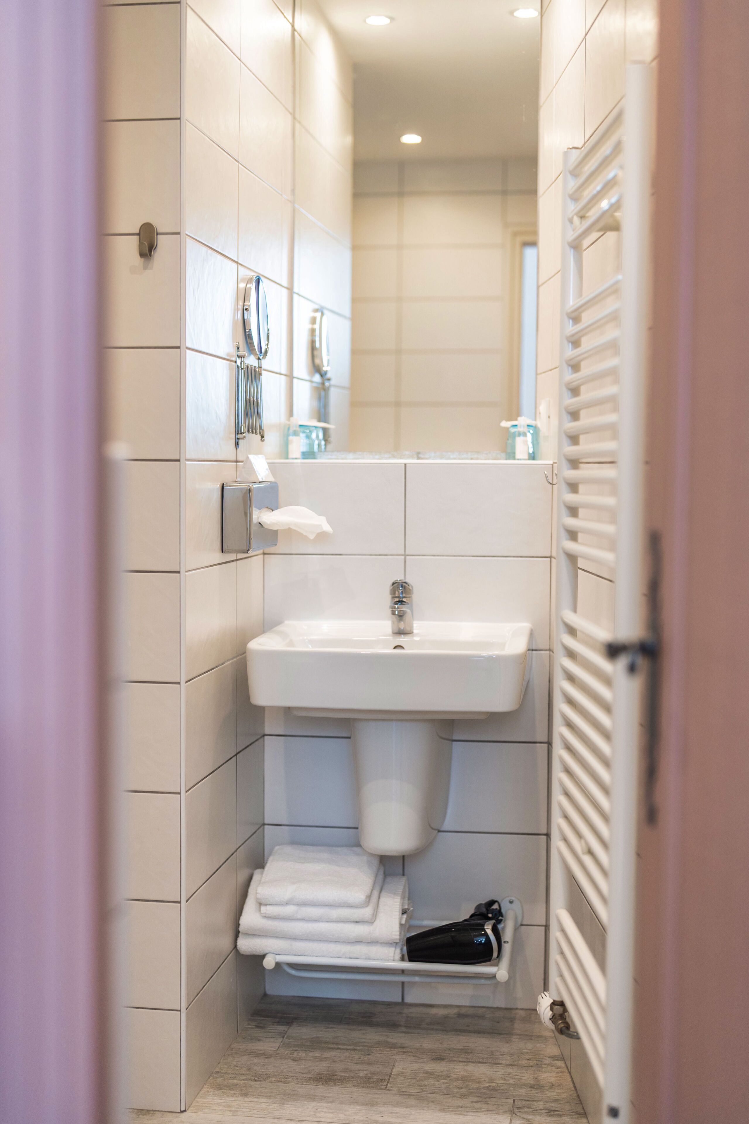 deluxe double room | bathroom | shower, hair dryer, towels