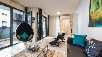 Appartement Terrasse sur patio avec ascenseur "la madeleine" | Coin séjour | Télévision à écran plat