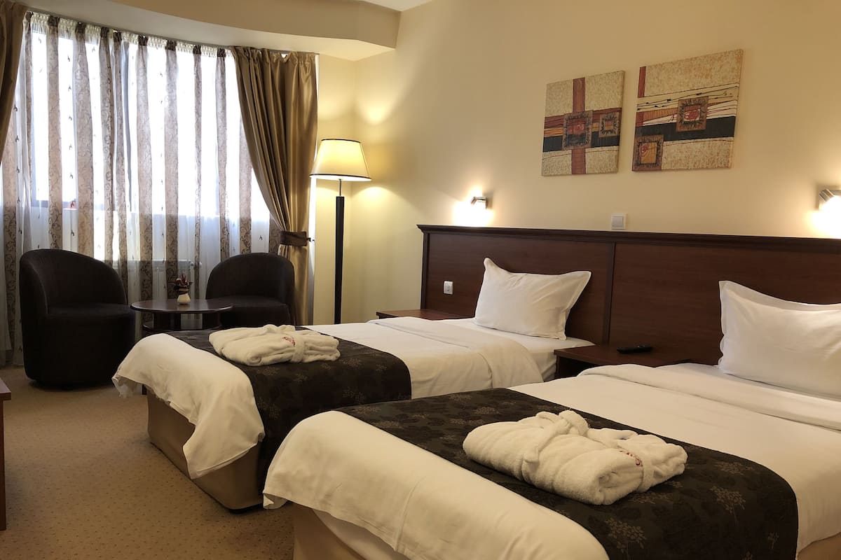 Comfort suite | 1 slaapkamer, bedden met traagschuimmatras, een minibar, een bureau