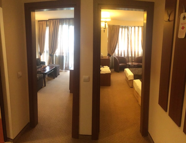 Comfort-Suite | 1 Schlafzimmer, Betten mit Memory-Foam-Matratzen, Minibar, Schreibtisch
