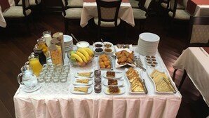 A buffet table with various food items and drinks. - Hotel Favorit (Sofia)