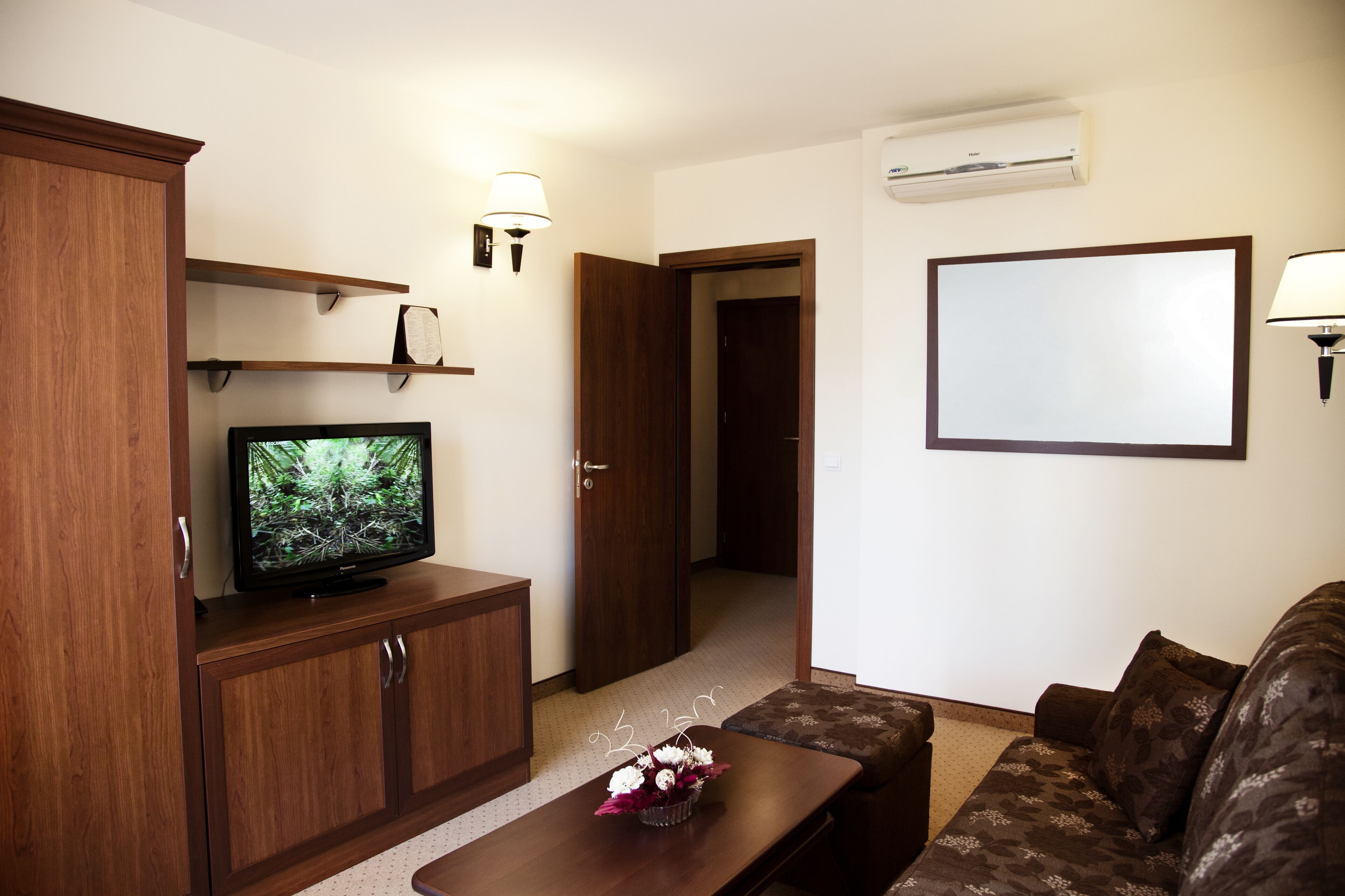 suite twin | living room | 32-inch lcd tv with digital channels, tv