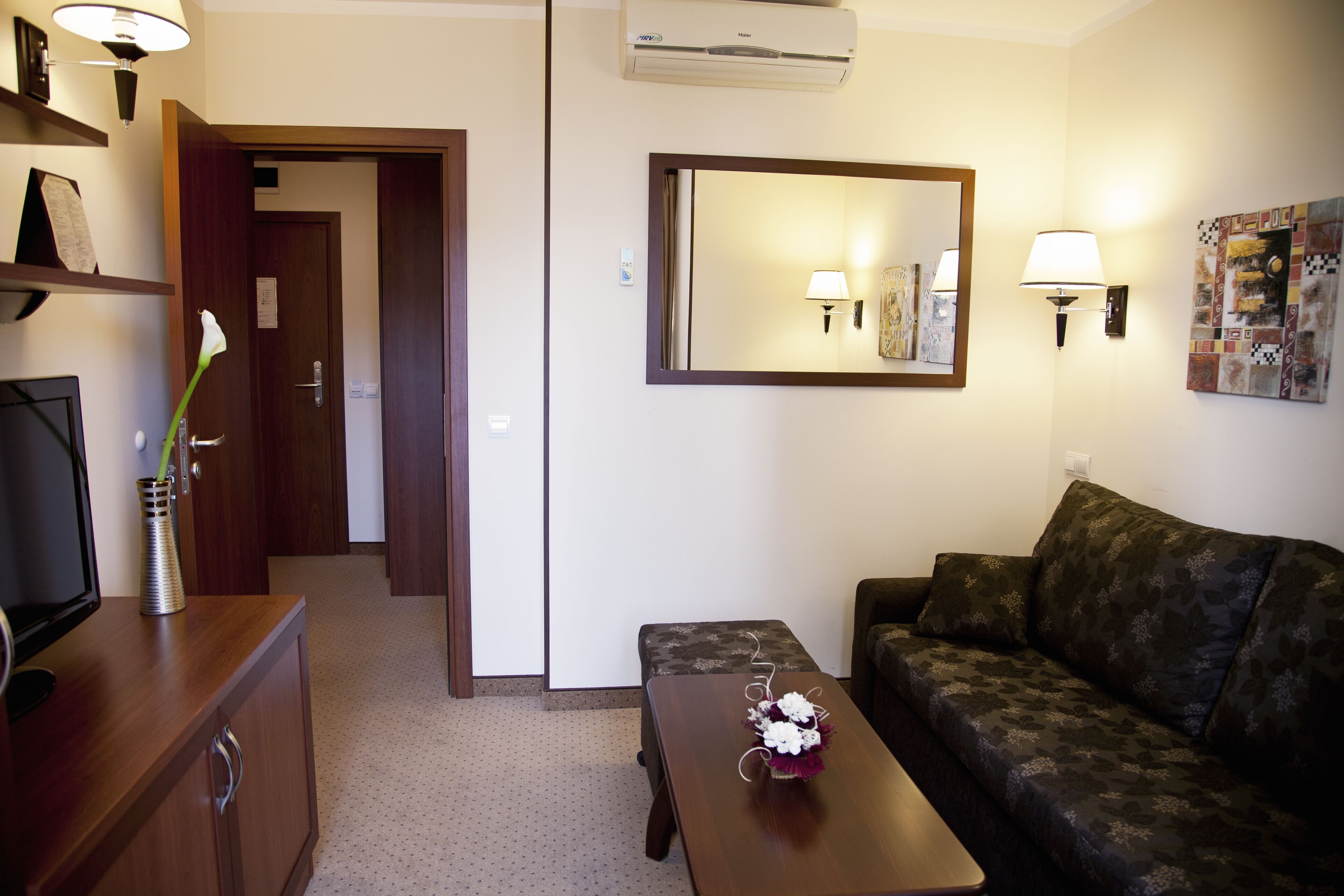 suite twin | living room | 32-inch lcd tv with digital channels, tv